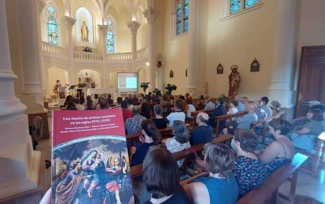 Cultura otorga 75 ejemplares del nuevo libro de Juan Cánovas Mulero a las Cáritas de Santiago y las Tres Avemarías para financiar proyectos