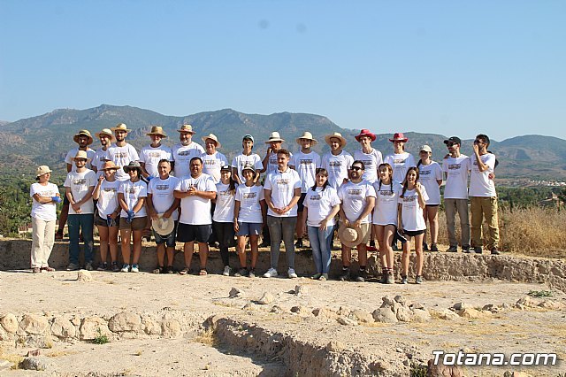 Autoridades locales visitan la IX edición del Campo de Trabajo Arqueológico en el yacimiento “Las Cabezuelas”