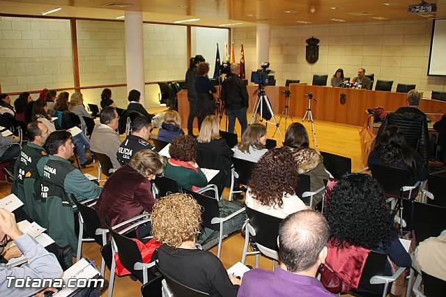 Profesionales implicados en la lucha contra la violencia de género se reúnen en Totana