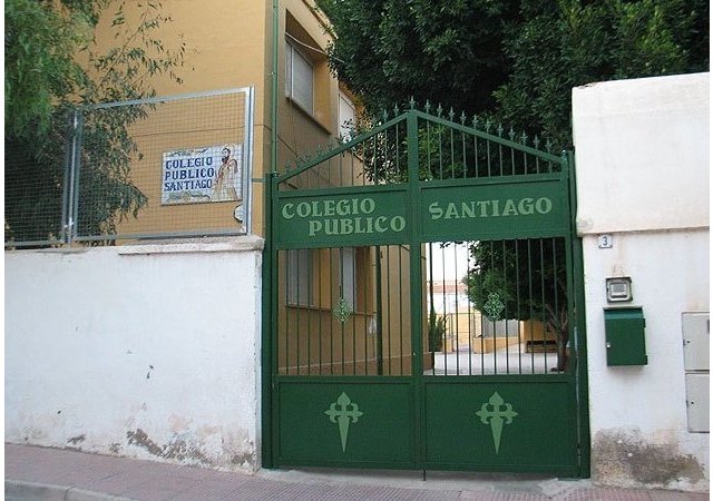 Adjudican el contrato menor para la redacción del proyecto técnico que permitirá la colocación de una cubierta en la pista deportiva del CEIP Santiago