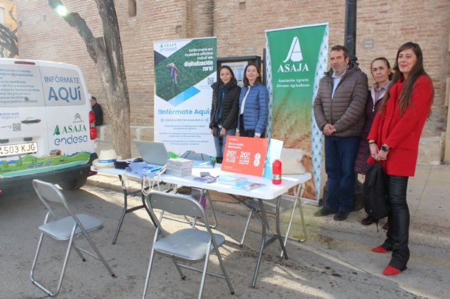 Certificado digital, autoconsumo y ahorro en la factura son las principales consultas de los agricultores de Totana en la Oficina Móvil de Digitalización Rural de Endesa y Asaja