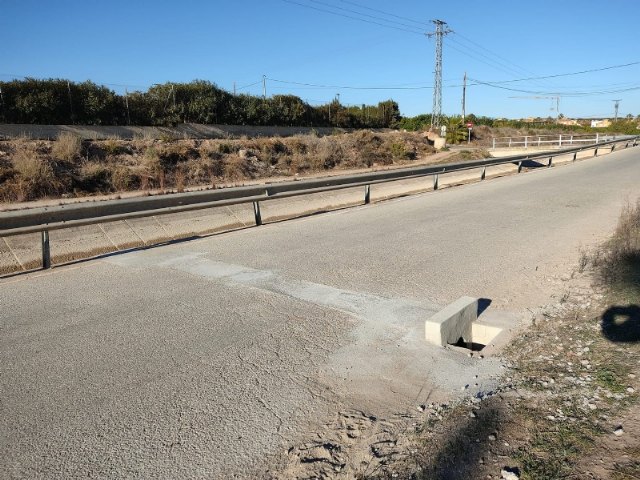 Advierten a la CHS del peligro que suponen las arquetas acometidas sobre la vía de servicio del Trasvase