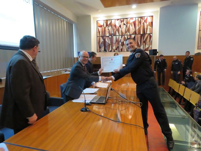 Agentes de la Policía Local de Totana participan en un programa pionero recibiendo formación para prevenir y resolver conflictos