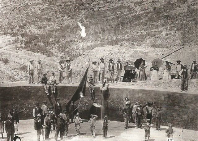 La inauguración de la balsa de Los Llanos recoge la seguridad que ofrece contar con un embalse que facilite los riegos del paraje. Los vecinos se congregan felices frente a este logro. El tan ansiado bien del agua abre caminos a la producción agrícola.  Imagen AGRM. Fernando Navarro. FN-001-000014.