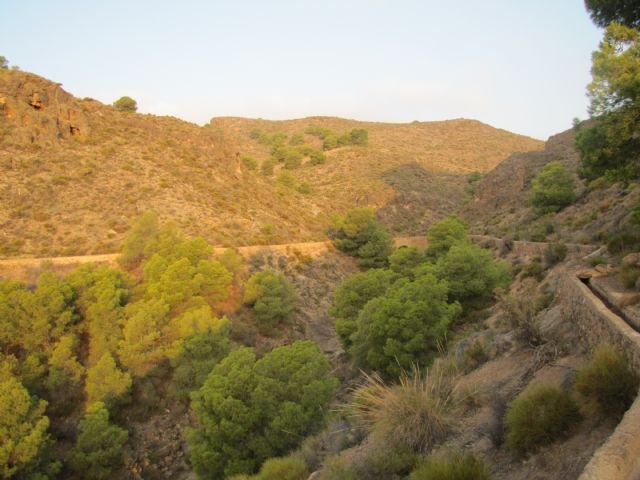 Prácticas e inteligentes infraestructuras de regadío pusieron en producción amplias zonas del paraje de Los Huertos de Totana. Este patrimonio que soporta la ingratitud del olvido requiere de medidas de protección que permitan preservar las expresiones del esfuerzo de nuestros mayores en favor de una tierra que, radiante de fertilidad, ha sabido aprovechar los escasos recursos hídricos.