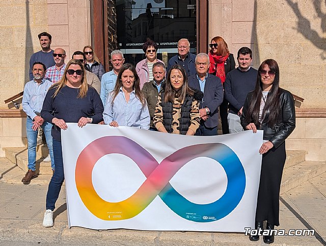 Totana se suma al Día Mundial de Concienciación sobre el Autismo con la lectura de un manifiesto institucional, dando voz a las reivindicaciones del colectivo