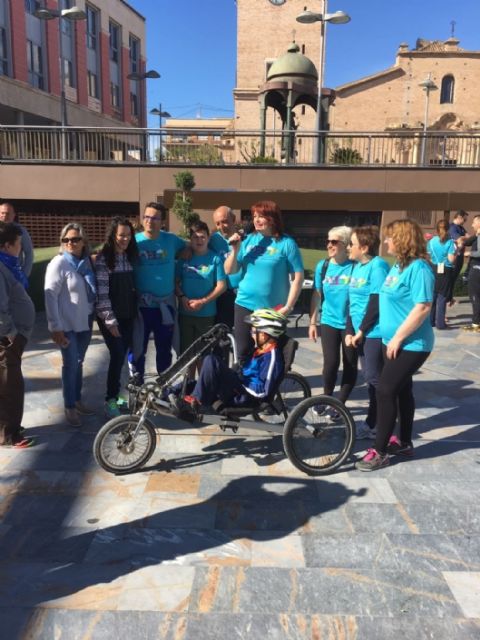 Más de un centenar de personas apoya las enfermedades raras participando en la V Caminata popular organizada por AELIP en Totana