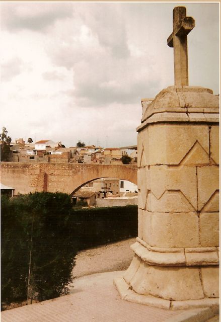 Sacralizando el plano urbano de Totana se dispusieron símbolos religiosos. La cruz ha estado presente o sigue estando, en la calle Mayor Sevilla, en la Cruz de la Misión, en el venerado rincón del Santo Cristo, en la hornacina de la Plaza de la Maderera o en la glorieta del Convento, entre otros. Fotografía García Ponce