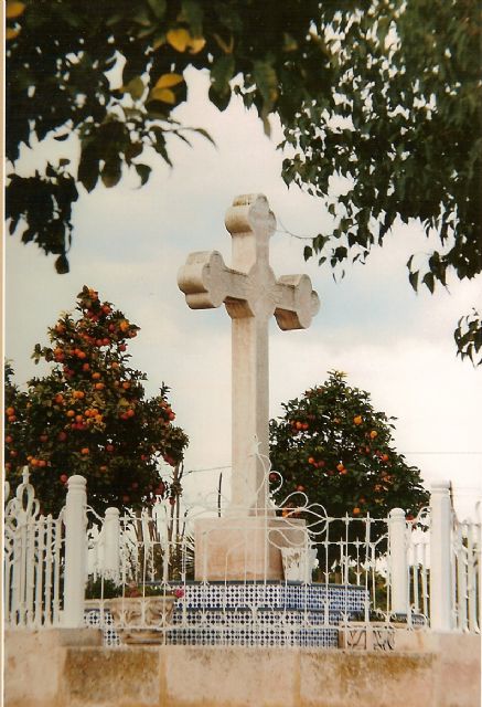 Fue una actividad emotiva y entrañable la peregrinación de los escolares de Totana a la Cruz de la Misión para ofrendarla con flores y recitación de poemas. Esta costumbre la ha cuidado con gran esmero el Colegio de La Cruz, vinculado a este espacio, tanto por su denominación como por su ubicación, antes de su traslado a su actual emplazamiento. Imagen grupo de niños del año 1998, gentileza Narcisa Navarro.
