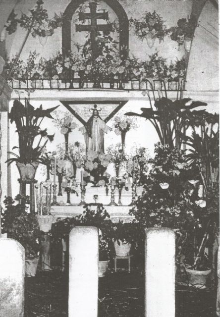 La capilla del Santo Cristo se realzaba con macetas, flores y otros ornamentos para la celebración del Día de la Cruz. Fue costumbre en otro tiempo que los vecinos pasasen buena parte de la víspera del 3 de mayo velando la estancia. Fotografía década 1960. Gentileza Pilar Pascual.