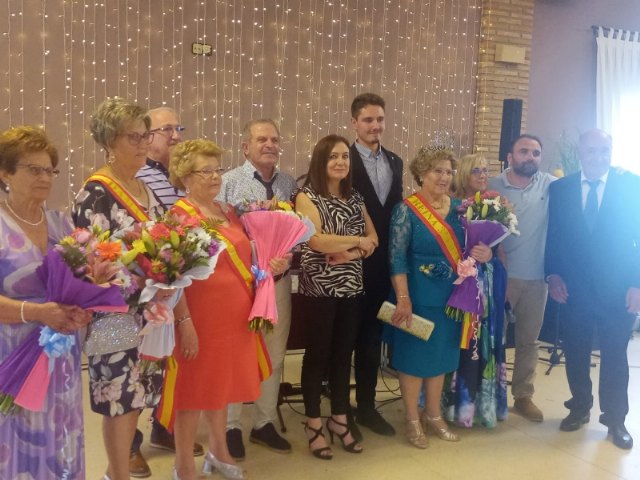 Proceden a la coronación de la reina y damas de las Fiestas del Centro Municipal de Personas Mayores de la plaza Balsa Vieja