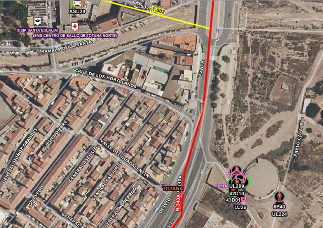 Bomberos trabajan en el incendio en una discoteca abandonada en Totana