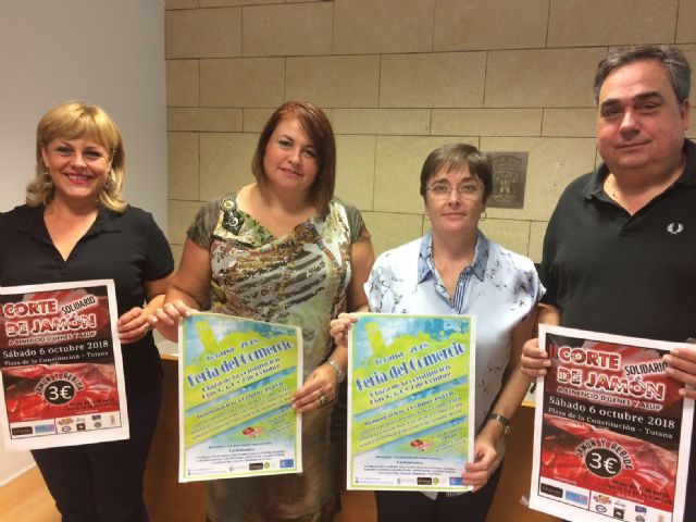 La I Feria del Comercio Solidario se celebra desde este jueves y hasta el domingo en la plaza de la Constitución, organizada por la Asociación de Comerciantes