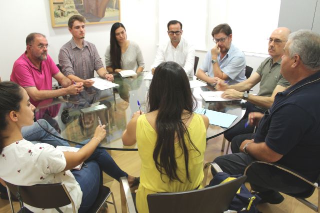 Miembros de la Corporación municipal y técnicos de la Concejalía de Urbanismo se reúnen en la Mesa de Trabajo