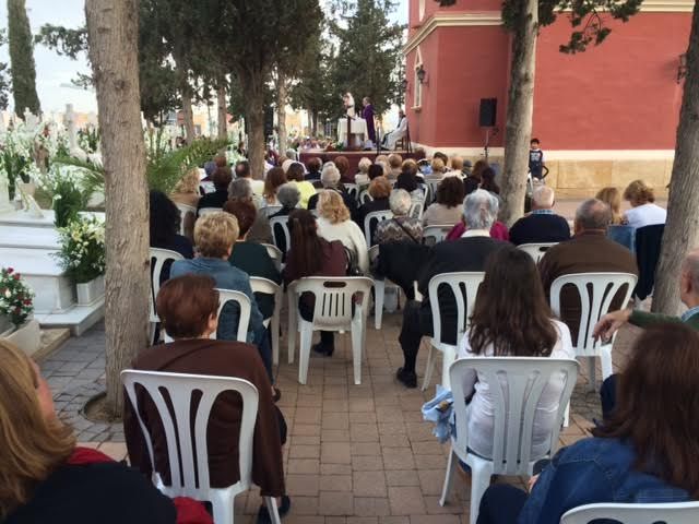 La tradicional Misa de Ánimas congrega a varios centenares de personas en el Cementerio Municipal 'Nuestra Señora del Carmen' de Totana