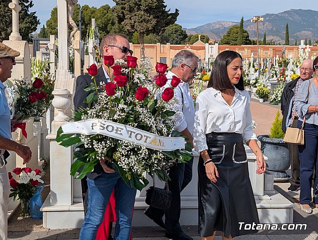El PSOE de Totana rinde homenaje en la fosa común a las víctimas de la Guerra Civil y la dictadura