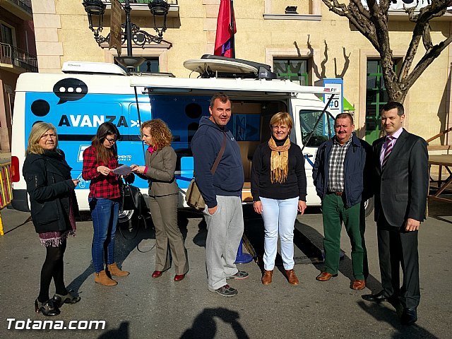 El 'INFOmóvil' visita Totana con el fin de dar a conocer los servicios disponibles a emprendedores y empresarios de esta localidad