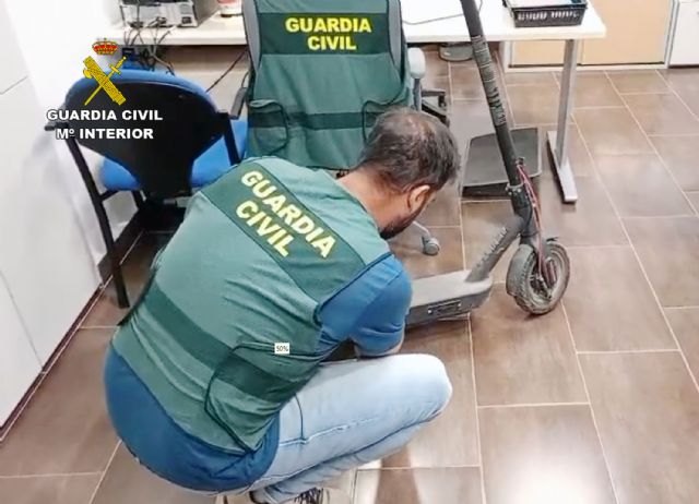 La Guardia Civil detiene al joven que robó siete patinetes eléctricos del aparcamiento de un supermercado de Totana