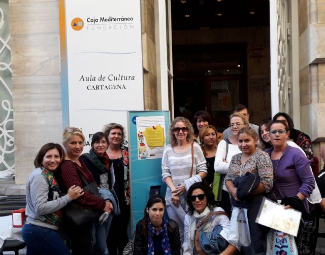 Alumnos del Programa Mixto de Empleo-Formación de 'Atención Sociosanitario a Personas Dependientes en Instituciones Sociales' realizan una visita a la Fundación Caja Mediterránea, en Cartagena
