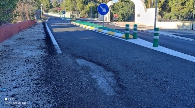 El alcalde solicita al director general de Carreteras el arreglo inmediato de las obras en la nueva isleta construida frente a la entrada de la urbanización “La Charca”