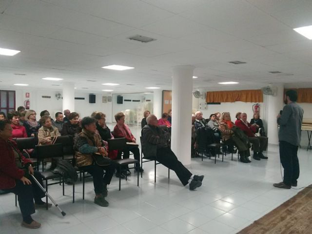 Usuarios del Centro Municipal de Personas Mayores reciben una charla formativa para prevenir el colesterol
