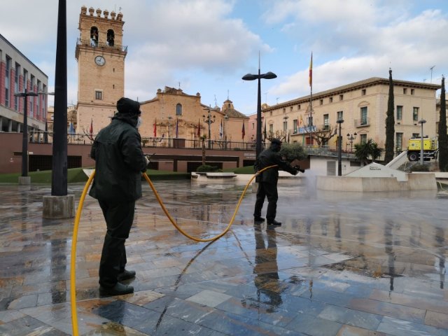 Brigadas de bomberos forestales y agentes medioambientales de la Comunidad Autónoma realizan trabajos de limpieza y desinfección en lugares estratégicos de Totana y El Paretón