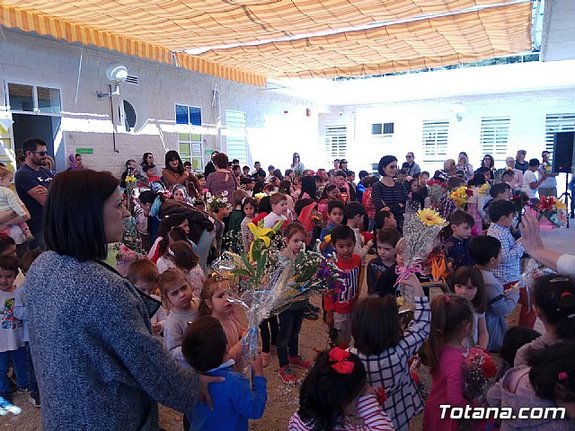 Emotivo y colorido día de La Cruz en el CEIP La Cruz de Totana