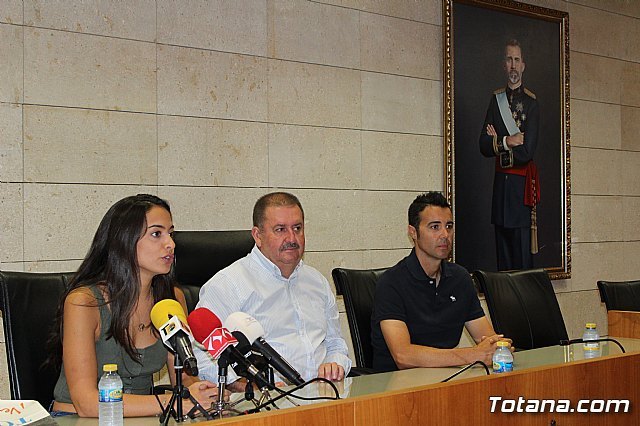 El Ayuntamiento de Totana realiza un reconocimiento institucional al tenista totanero, Pedro Cánovas, reciente campeón de Europa senior +35 con el Murcia Club de Tenis