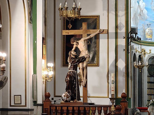El abrazo de San Francisco a Cristo en la Cruz, obra del escultor valenciano Óscar Bru realizada en la posguerra