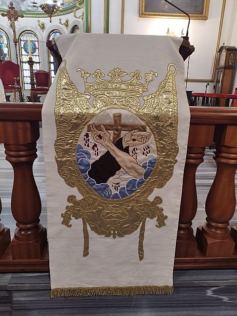 Emblema de la Orden Capuchina cubriendo en ambón del presbiterio de la Parroquia de las Tres Avemarías de Totana