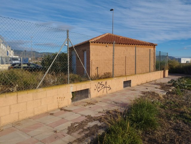 Inician el procedimiento para licitar las obras de reparación de la rotonda de acceso y de la estación de bombeo de aguas residuales del Polígono Industrial “El Saladar”