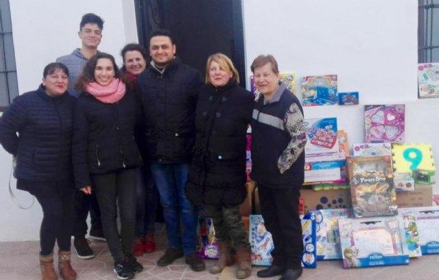 La Hdad. de Jesús en el Calvario entrega a Cáritas de las Tres Avemarías juguetes y donaciones