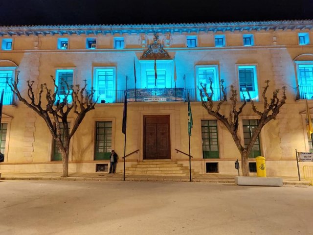 La fachada principal del Ayuntamiento de Totana se ilumina de color turquesa con motivo del Día Mundial de las Lipodistrofias