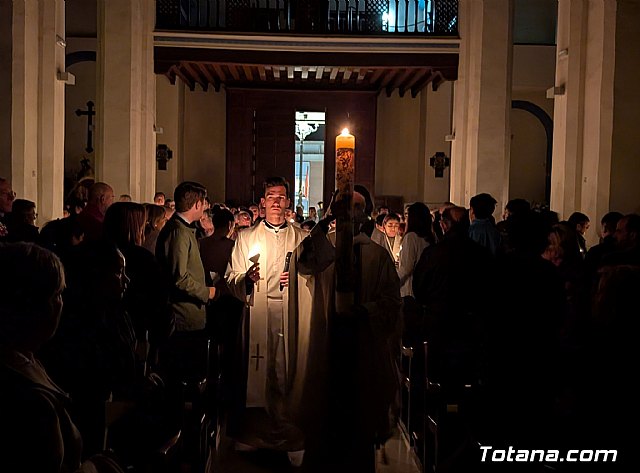 La noche de las noches: Totana se llena de luz y esperanza en la solemne Vigilia Pascual en la Parroquia de Santiago el Mayor