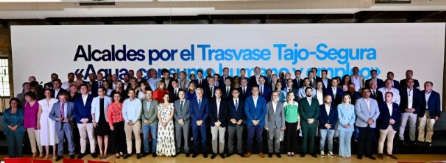 El alcalde de Totana, junto con otros más de 80 regidores del Levante, se concentra en Murcia en defensa del trasvase Tajo-Segura