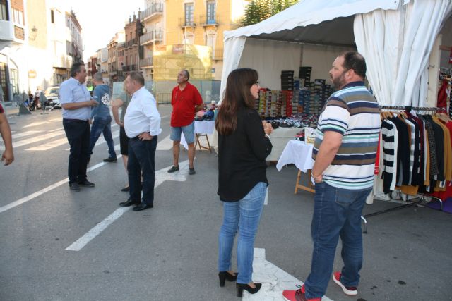 Doce expositores conforman la Feria del Comercio Solidario que se celebra hasta el domingo en la plaza de la Constitución, organizada por la Asociación de Comerciantes