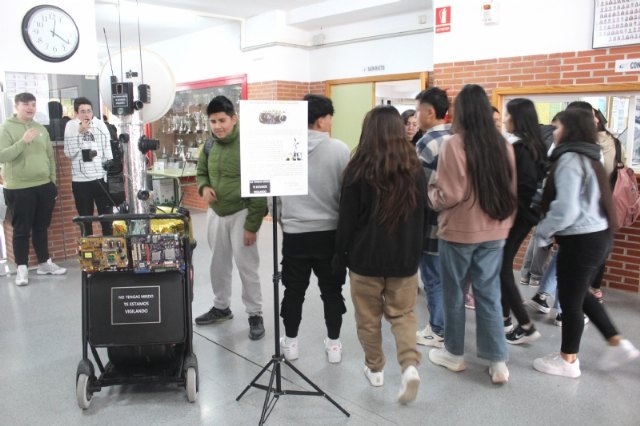 Inauguran la muestra itinerante del artista totanero “El Alicatador”, integrada por tres obras