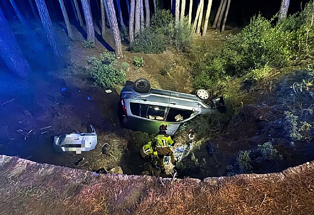 Tres jóvenes heridas tras caer su coche por un desnivel de 5 metros en una curva en Sierra Espuña
