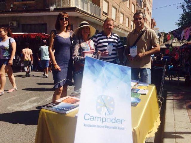 'Campoder' realiza una acción de difusión de su actividad en el mercadillo semanal dentro de su estrategia de desarrollo participativo