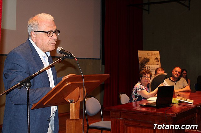 Presentacion del libro 'Bajo el cielo de Totana: Un recorrido por sus emblemas urbanos (II)'
