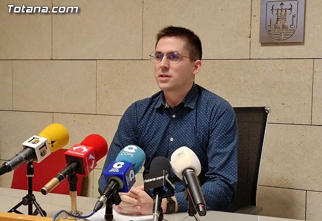El concejal de Obras y Servicios a la Ciudad, Víctor Balsas, durante la rueda de prensa de esta mañana / Totana.com