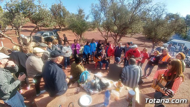 Algunos totaneros subieron hoy 7 de enero a La Santa, reivindicando que se mantenga esta fecha para la romería de subida
