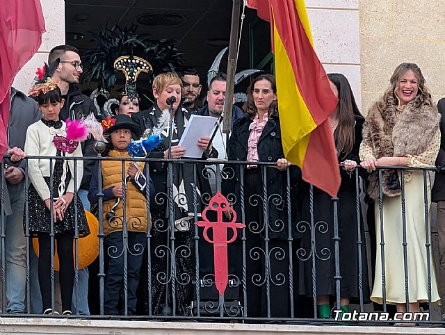 Totana se llena de luz, color y libertad en el pregón del Carnaval 2026