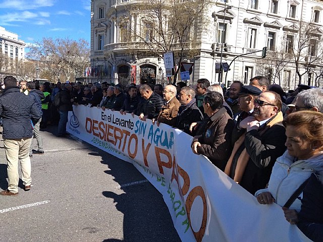 Autoridades municipales participaron hoy en la manifestación celebrada en Madrid para reivindicar agua para el Levante español