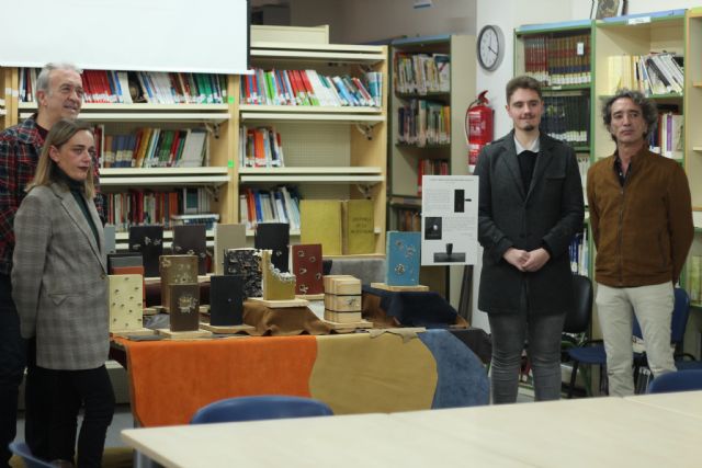 Inauguran la muestra itinerante del artista totanero 'El Alicatador', integrada por tres obras