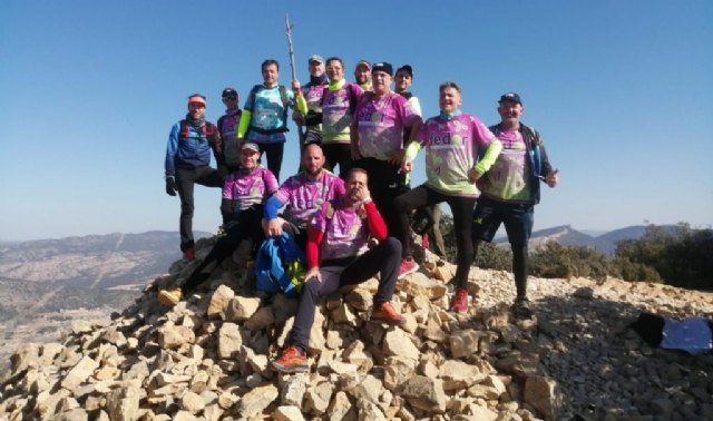El grupo senderista Los Andarines de Totana dan visibilidad a varias asociaciones, entre ellas D´Genes, realizando la subida al Cid de Petrer