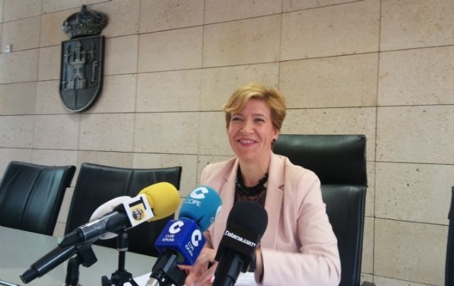 La concejal de RRHH subraya que el nuevo acuerdo marco 'beneficia' a los trabajadores del Ayuntamiento y defiende el documento por el consenso alcanzado con los 4 sindicatos tras meses de negociación