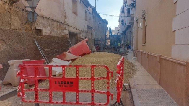 Comienzan las obras de renovación de redes y acometidas de agua potable y alcantarillado en la calle Estrecha, que luego se trasladarán a la Salvador Aledo