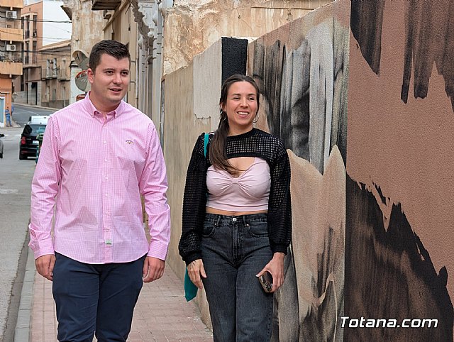 Inauguran el nuevo trabajo de Arte Mural Abstracto en la avenida Santa Eulalia, promovido por la Asociación Blanco Diáfano