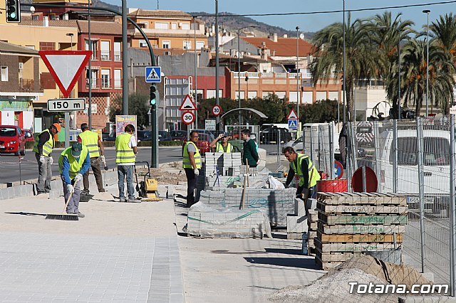 El alcalde y el concejal de Obras e Infraestructuras visitan las obras de la acera de un tramo de la avenida Juan Carlos I